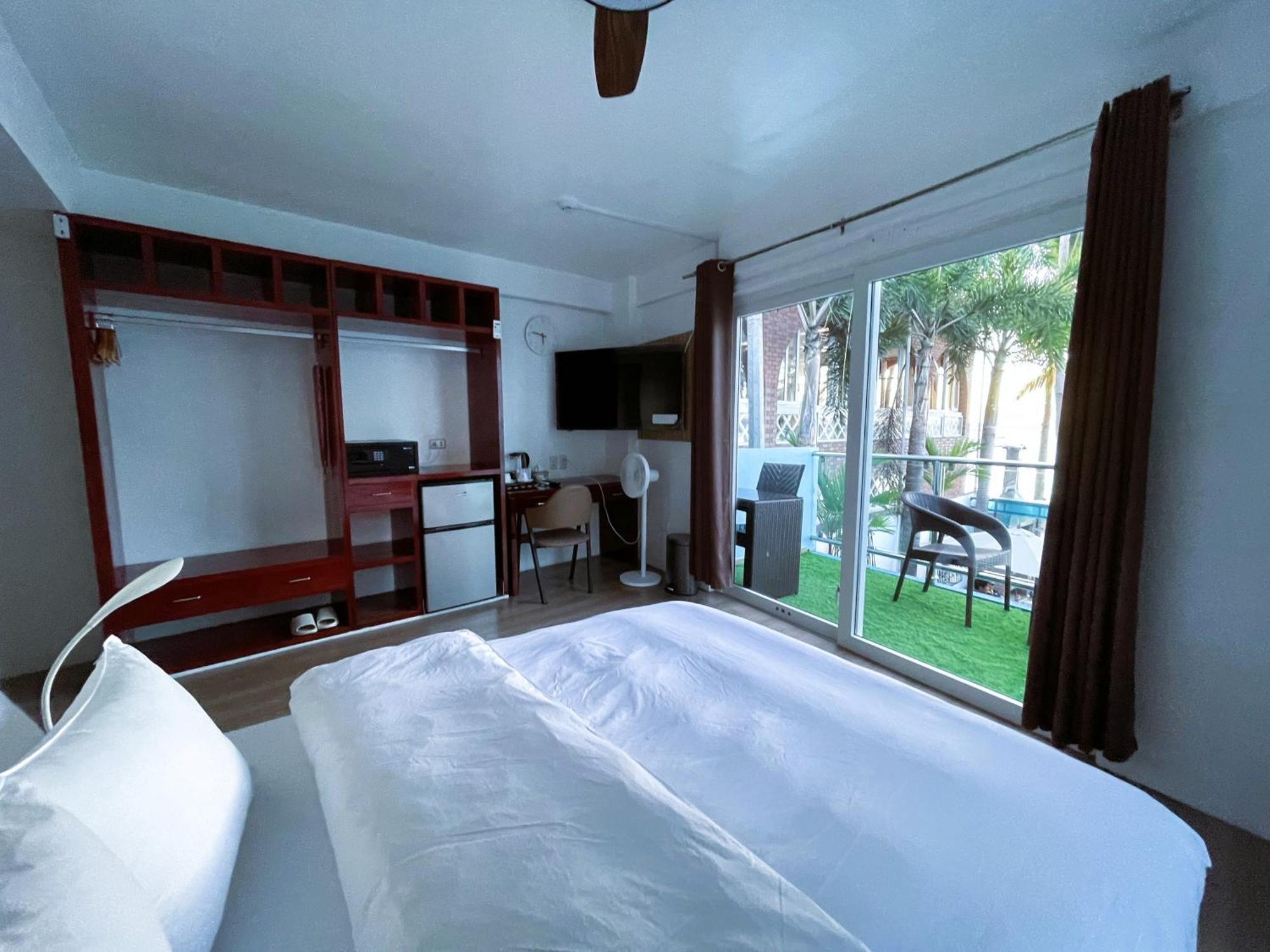 Montani Beach Resort Puerto Galera Powered By Cocotel Exteriör bild