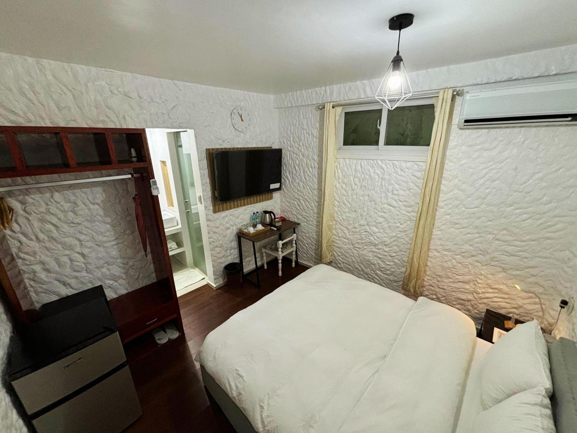 Montani Beach Resort Puerto Galera Powered By Cocotel Exteriör bild